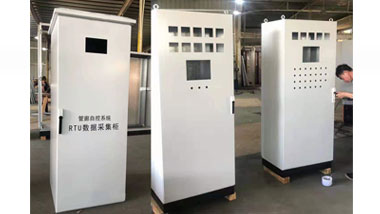仿威圖柜是方便用戶配電系統(tǒng)的設(shè)備，它能夠方便有序的進(jìn)行配電控制，及時(shí)排除隱患，避免事故的發(fā)生，一般的仿威圖柜是對電壓、電流、頻率、有用功率、無用功率、電能、諧波等電力品質(zhì)做監(jiān)控。而高壓仿威圖柜是用于電力系統(tǒng)發(fā)電、輸電、配電、電能轉(zhuǎn)換和消耗中起通斷、控制或保護(hù)等作用。除此之外，仿威圖機(jī)柜是按電氣接線要求將開關(guān)設(shè)備、測量儀表、保護(hù)電路和輔助設(shè)備組裝在封閉或半封閉的金屬柜總或屏幅上，構(gòu)成低壓配電裝置。 而人們口中所說的控制柜、仿威圖柜還有動力柜，原則上是同一個(gè)事物，只是說法不同還有外表不同，一般配電箱是比較小的，兩種則是立體型的。以下仿威圖柜的七大特點(diǎn),這也是你選用仿威圖柜的動力所在。