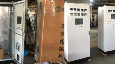  近年來，仿威圖機(jī)柜產(chǎn)品越來越多的被用于國內(nèi)外重要的設(shè)備及工程中。這個(gè)來自德國的品牌威圖柜體，在業(yè)內(nèi)一直是高大上的形象，精細(xì)品質(zhì)令人向往，高昂的價(jià)格讓大家望而卻步。隨著中國制造業(yè)的迅速崛起，國內(nèi)鈑金機(jī)箱機(jī)柜特造廠家的生產(chǎn)工藝迅速升級，從原來的粗糙低端的機(jī)器升級為激光切割、數(shù)控生產(chǎn)線、噴塑生產(chǎn)線。涌現(xiàn)出大批的具有一定生產(chǎn)規(guī)模和國際水準(zhǔn)制造工藝的企業(yè)代表。仿威圖柜體以其優(yōu)良的品質(zhì)和低廉的價(jià)格，迅速搶占市場。目前，仿威圖電柜價(jià)格已十分透明，如果對自己的產(chǎn)品和工程有品質(zhì)追求的企業(yè)，完全可以稍加預(yù)算，采用這種可以提升形象的產(chǎn)品。那么，面對市場上眾多宣傳自己可以生產(chǎn)仿威圖機(jī)柜的廠家，該如何才能明智的選擇到一家專業(yè)對口而且性價(jià)比適合的仿威圖機(jī)柜廠家呢？威柜電氣為你備下以下幾點(diǎn)秘訣：