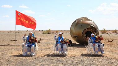 威柜電氣熱烈祝賀神舟十二號載人飛船返回艙成功著陸，3名航天員安全順利出艙！