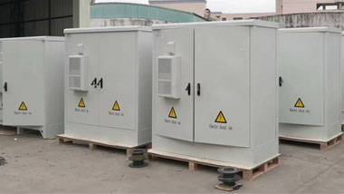  我們知道戶外配電柜里面的低壓電器由熔斷器、交流接觸器、剩余電流動作保護(hù)器、電容器及計(jì)量表等組成。這些低壓電器均按GB1497《低壓電柜基本標(biāo)準(zhǔn)》進(jìn)行設(shè)計(jì)和制造，并對它們的正常工作條件作了相應(yīng)規(guī)定：周圍空氣溫度的上限不超過+40℃；周圍空氣溫度24h的平均值不超過+35℃；周圍空氣溫度的下限不低于-5℃或-25℃。為什么要對周圍環(huán)境有所要求呢？看看下面威柜電氣告訴你環(huán)境溫度對戶外配電柜的影響吧！